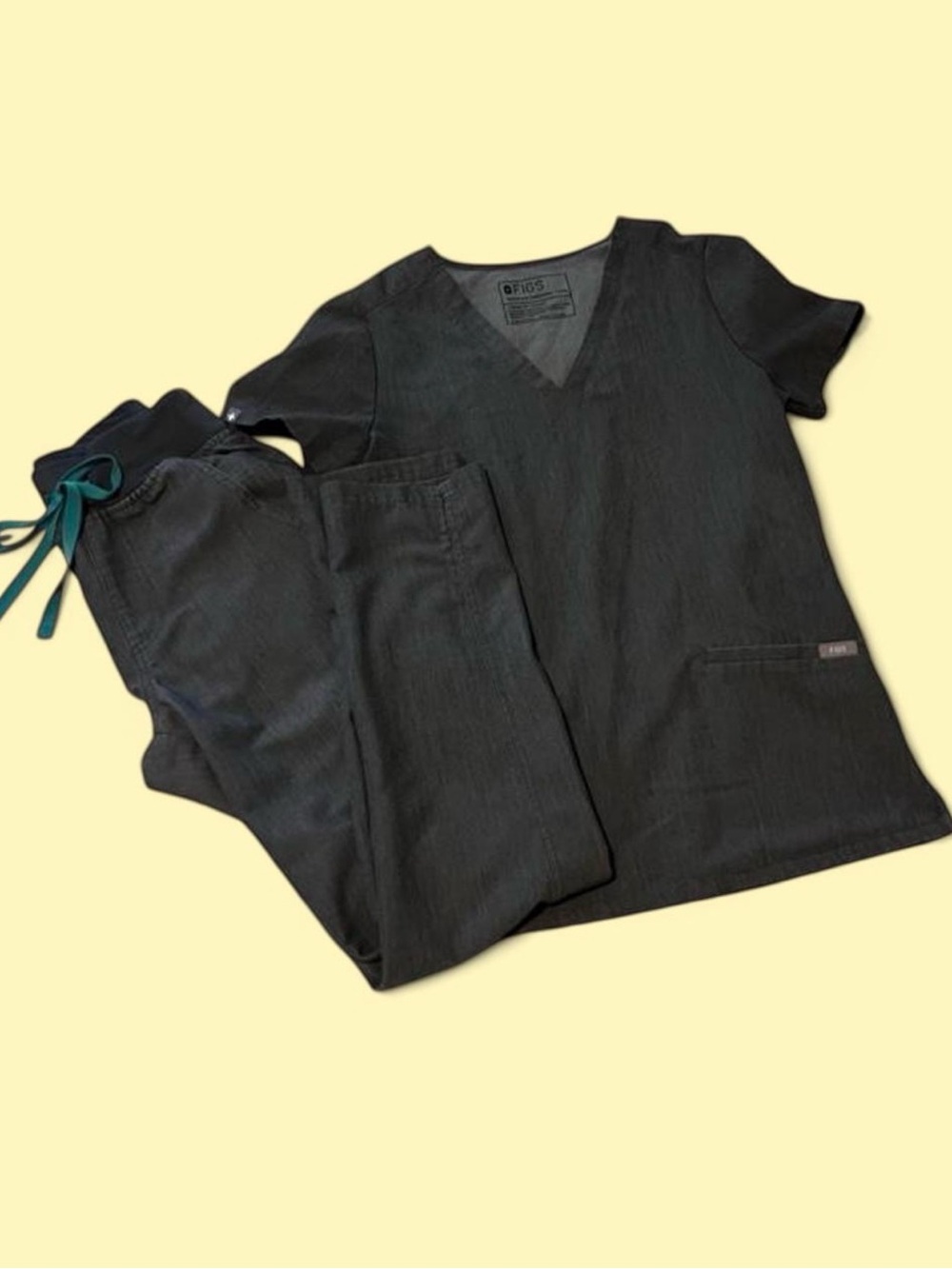 Figs Graphite Women’s Scrub Set